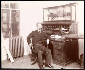 Uitzicht op een man aan een bureau, vermoedelijk deel van de Nicaragua Kanaal Commissie, Nicaragua, 1902